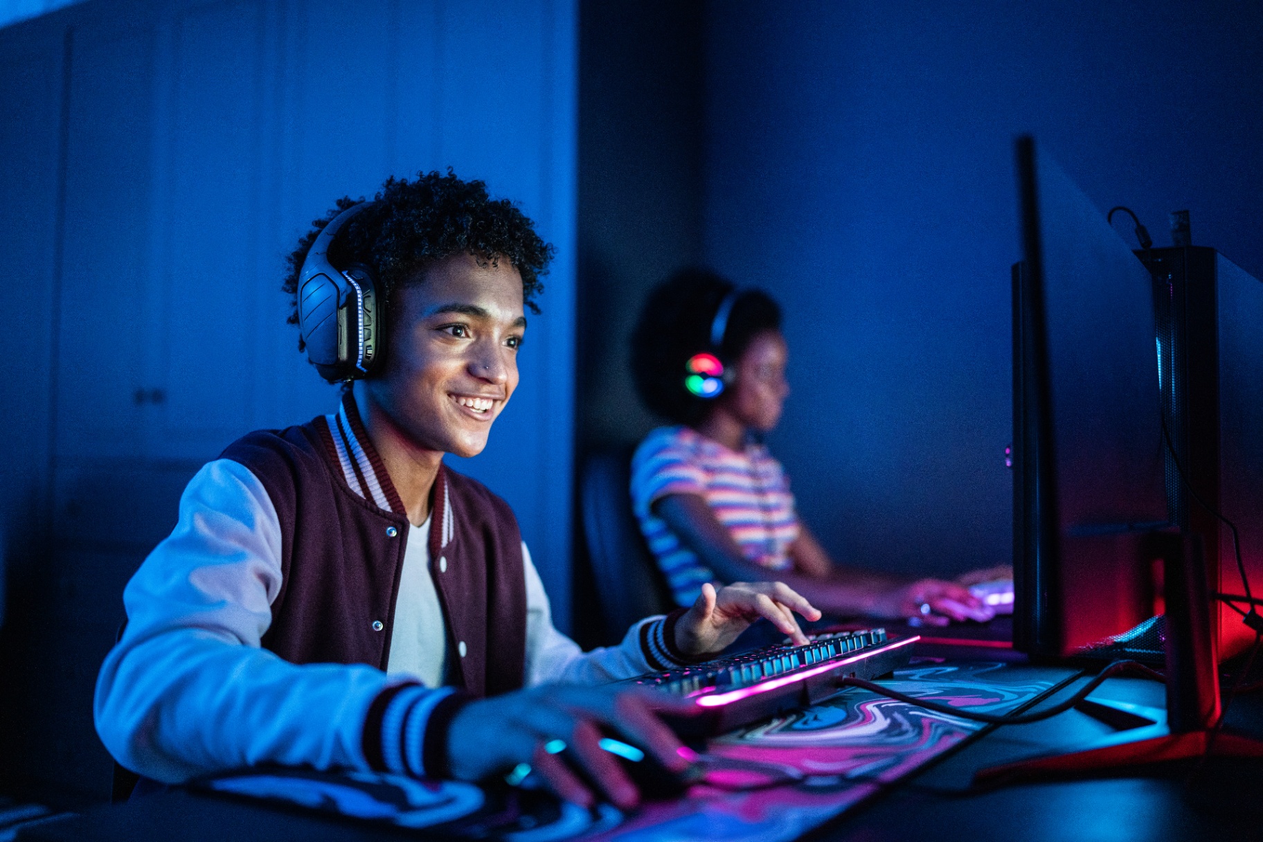 Jovem programando com fones de ouvido
